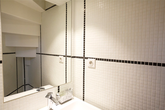 Mise en œuvre d’un miroir sur-mesure incrusté dans la mosaïque