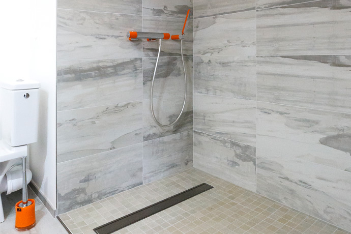 Douche à l’italienne avec caniveau et mosaïque 5×5