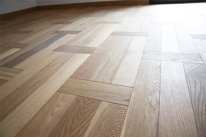 Parquet massif pose à l'échelle