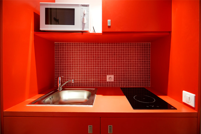 Pose d’une mosaïque pour cuisine rouge orangé