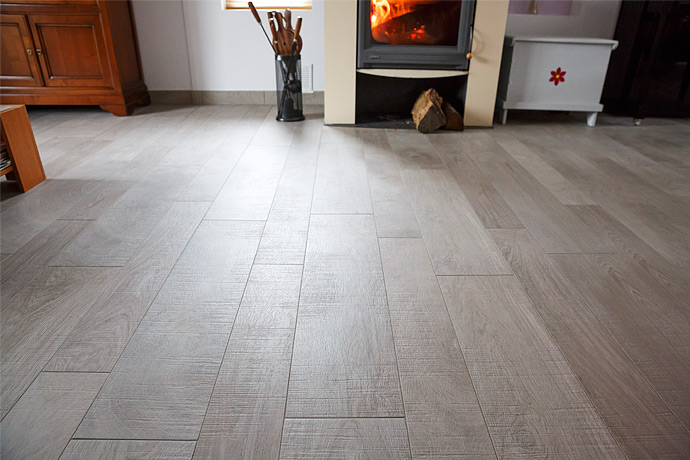 Carrelage imitation parquet posé avec deux largeurs de lames en alternance