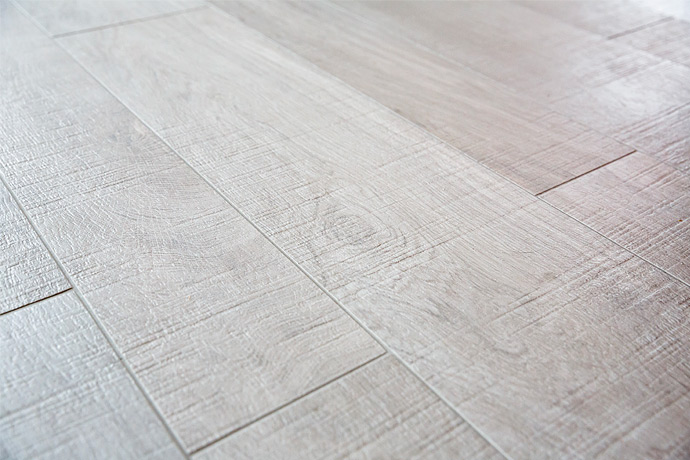 Le carrelage imitation parquet est structuré comme un vrai bois avec veinage et noeuds